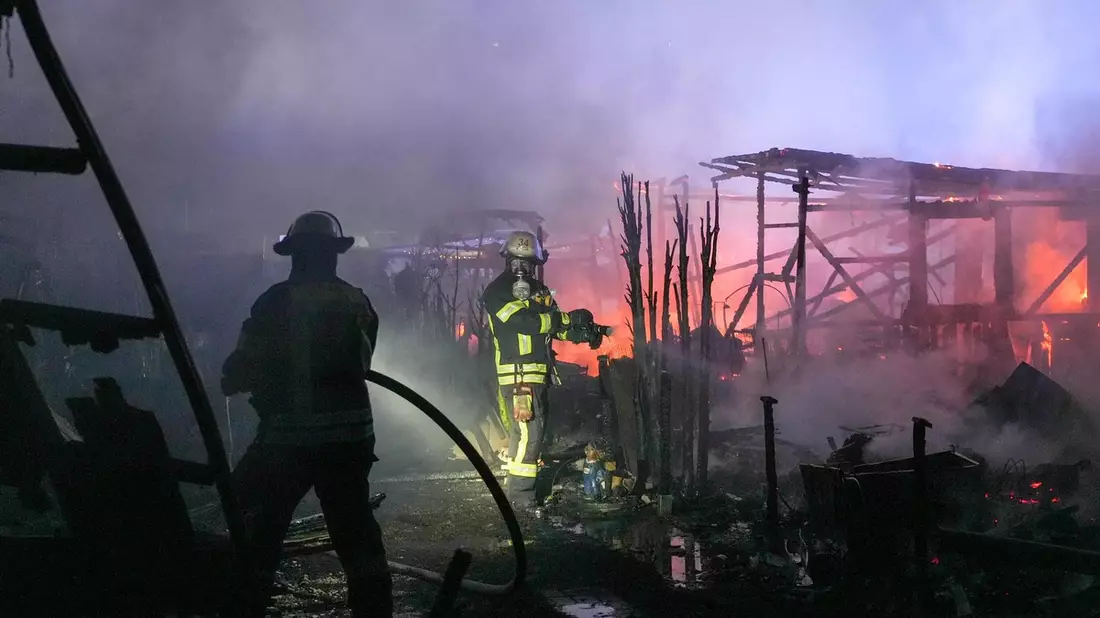 FW Hagen: Brand auf Campingplatz, Großeinsatz für Berufs- und Freiwillige Feuerwehr - Bild: presseportal.de
