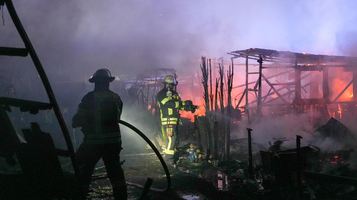 FW Hagen: Brand auf Campingplatz, Großeinsatz für Berufs- und Freiwillige Feuerwehr - Foto: presseportal.de