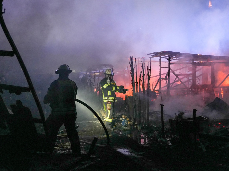 FW Hagen: Brand auf Campingplatz, Großeinsatz für Berufs- und Freiwillige Feuerwehr - Foto: presseportal.de