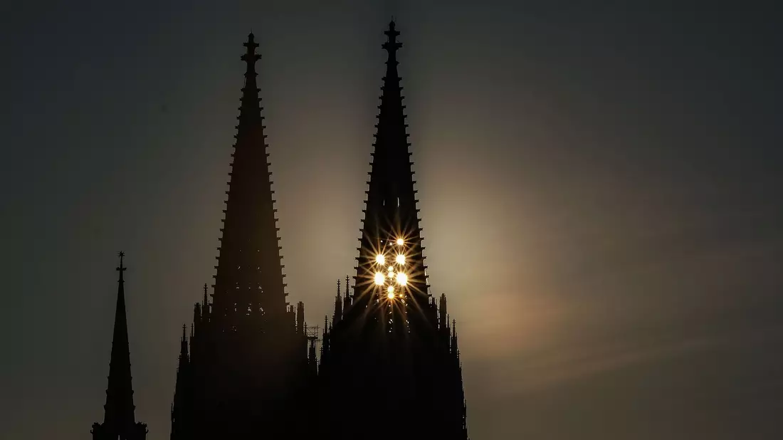 Der Kölner Polizei bot sich eine Szenerie fast wie in einem Bond-Film: Mit einem Hubschrauber beobachteten sie nachts Kletterer am Nordturm des Doms. (Archivbild) - Bild: Oliver Berg/dpa
