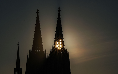 Der Kölner Polizei bot sich eine Szenerie fast wie in einem Bond-Film: Mit einem Hubschrauber beobachteten sie nachts Kletterer am Nordturm des Doms. (Archivbild) - Foto: Oliver Berg/dpa