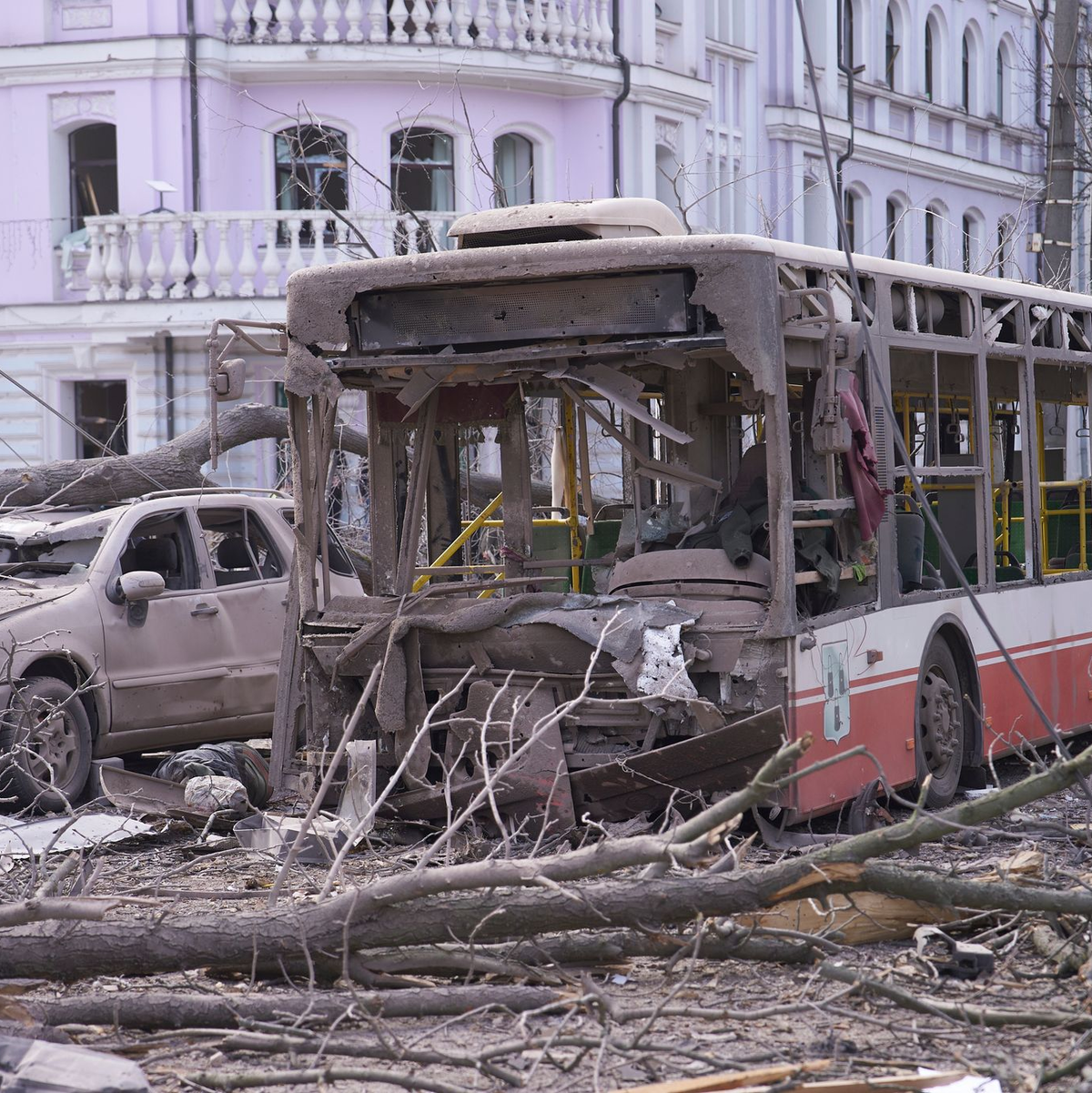 Der Raketenangriff hat große Zerstörung hinterlassen. - Foto: Uncredited/AP/dpa