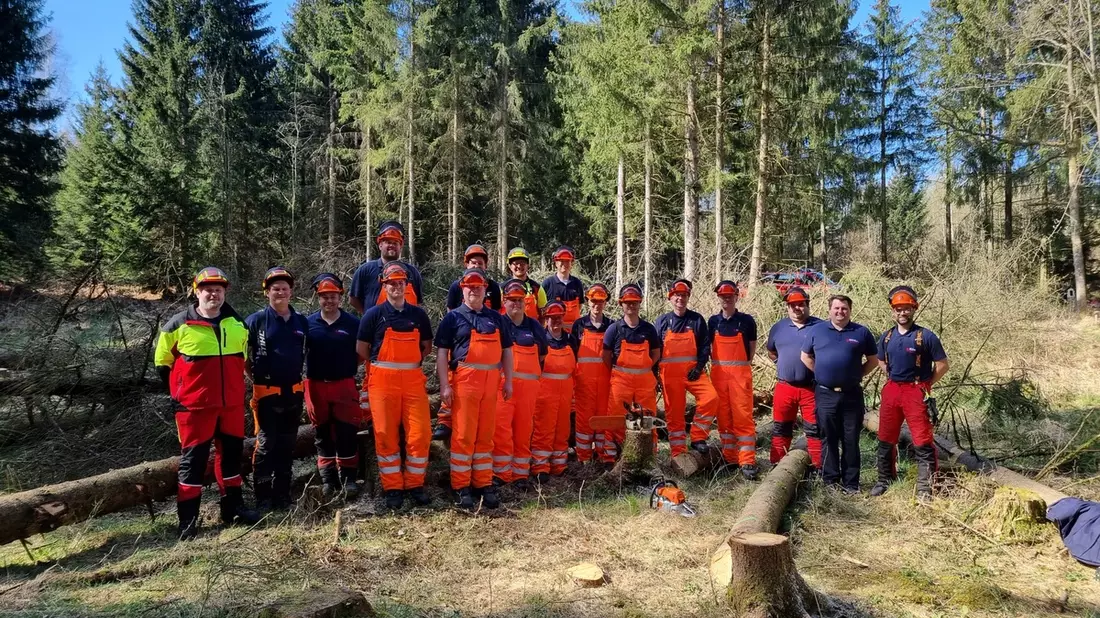 FW Wenden: Zwölf neue Motorkettensägenführer in der Feuerwehr Wenden - Bild: presseportal.de