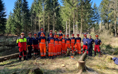 FW Wenden: Zwölf neue Motorkettensägenführer in der Feuerwehr Wenden - Foto: presseportal.de