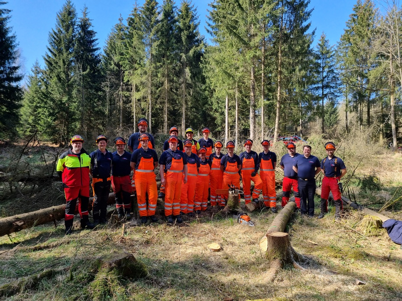FW Wenden: Zwölf neue Motorkettensägenführer in der Feuerwehr Wenden - Foto: presseportal.de