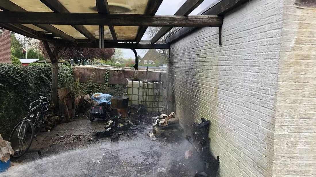 FW-KLE: Müll unter Carport in Brand geraten - Bild: presseportal.de