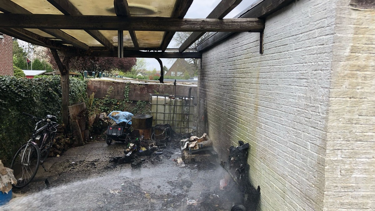 FW-KLE: Müll unter Carport in Brand geraten - Foto: presseportal.de