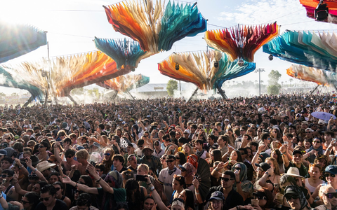 Bernie Sanders kündigte den Auftritt der Sängerin Clairo an. - Foto: Amy Harris/Invision/AP/dpa