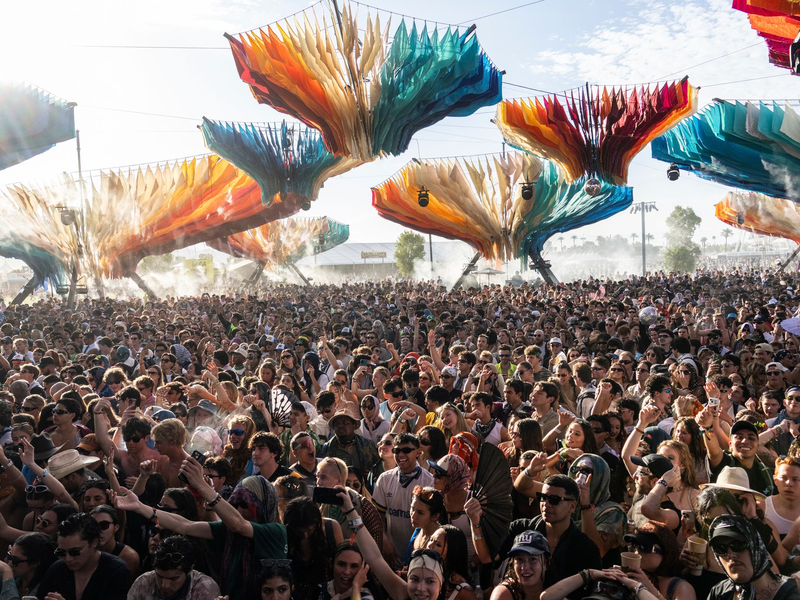 Bernie Sanders kündigte den Auftritt der Sängerin Clairo an. - Foto: Amy Harris/Invision/AP/dpa