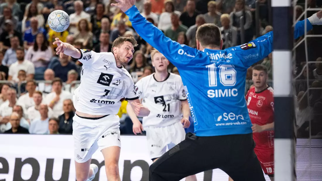 Bejubelte im letzten Pokal-Auftritt seiner Karriere einen emotionalen Sieg: Kiels Kreisläufer Patrick Wiencek. - Bild: Marius Becker/dpa