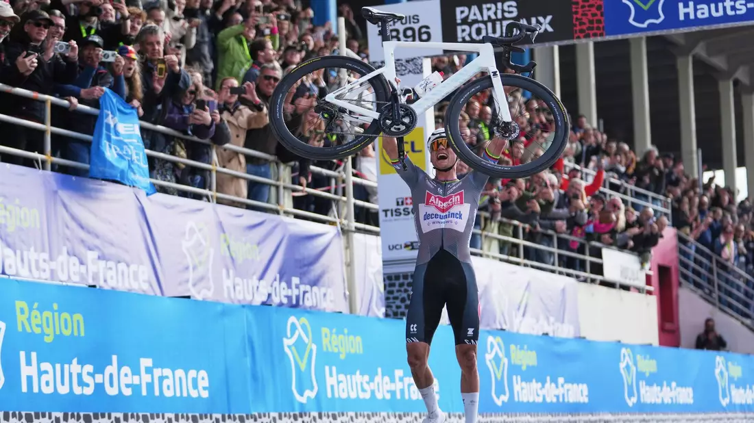 Mathieu van der Poel feiert seinen dritten Sieg in Serie. - Bild: Thibault Camus/AP/dpa