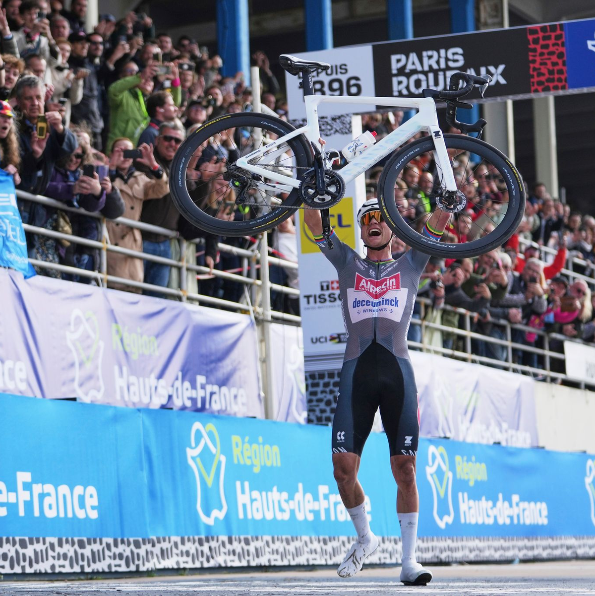 Mathieu van der Poel feiert seinen dritten Sieg in Serie. - Foto: Thibault Camus/AP/dpa