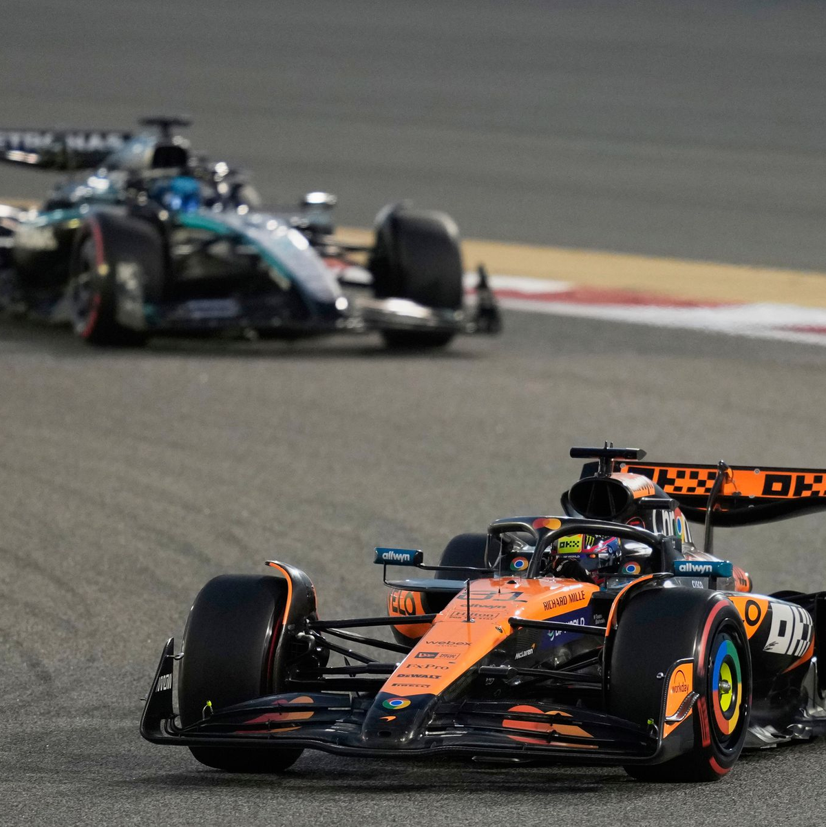 Am Start musste sich Oscar Piastri (l.) gegen Mercedes-Fahrer George Russell verteidigen. - Foto: Darko Bandic/AP/dpa