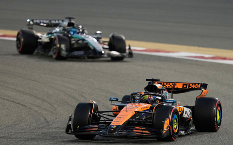 Am Start musste sich Oscar Piastri (l.) gegen Mercedes-Fahrer George Russell verteidigen. - Foto: Darko Bandic/AP/dpa