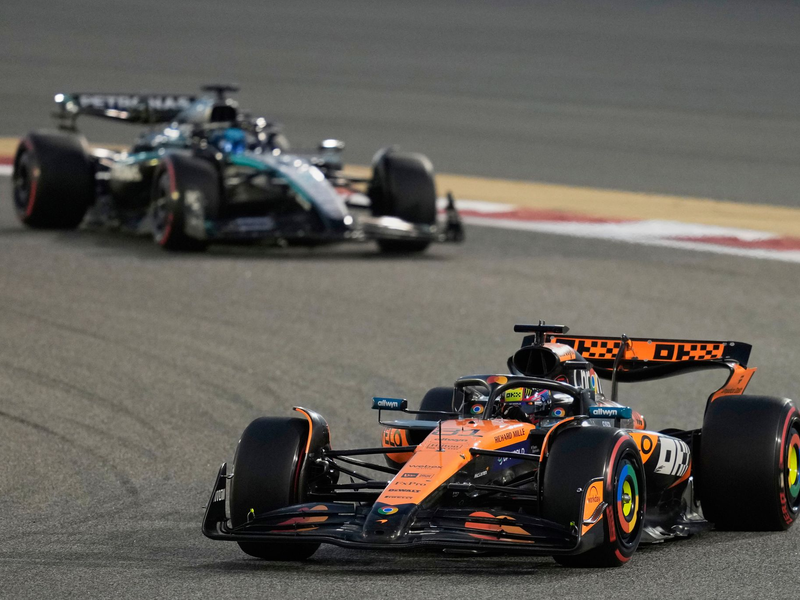 Am Start musste sich Oscar Piastri (l.) gegen Mercedes-Fahrer George Russell verteidigen. - Foto: Darko Bandic/AP/dpa