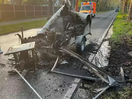 POL-MG: Fahrbahnbelag durch brennenden Anhänger geschmolzen - Foto: presseportal.de