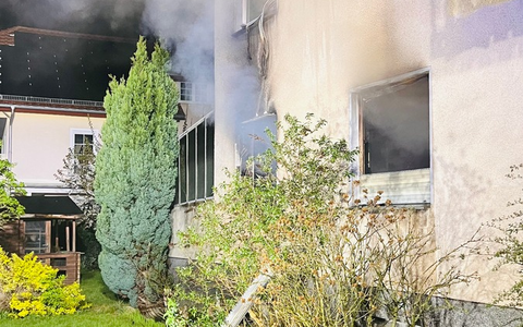 FW Paderborn: Gemeldeter Zimmerbrand in PB-Schloß Neuhaus - Foto: presseportal.de