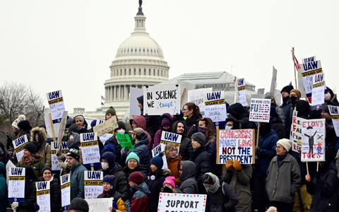 Kürzungen etwa bei den US-Gesundheitsbehörden NIH und CDC erhöhen die globalen Risiken für die Ausbreitung von Infektionskrankheiten, wie Experten warnen. - Foto: John McDonnell/AP/dpa
