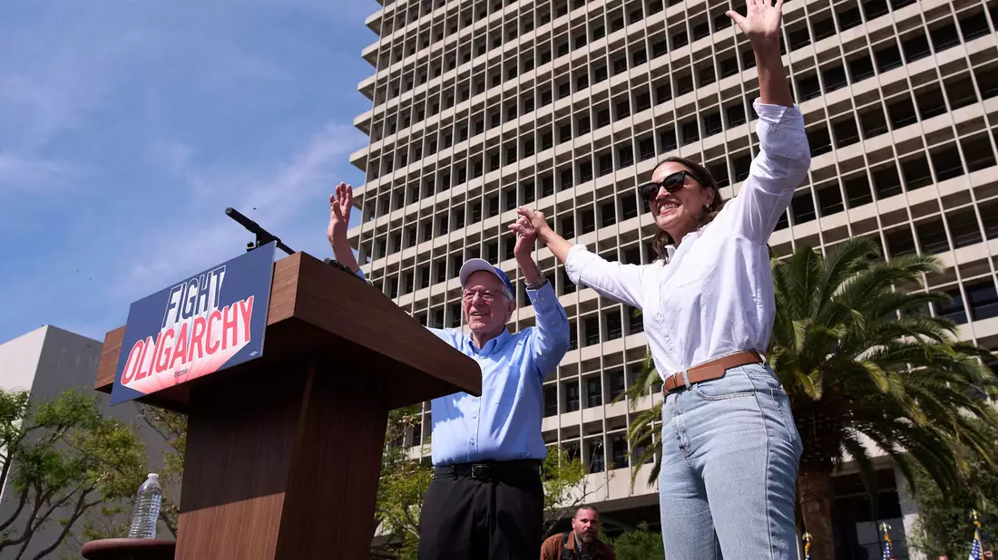 Der 83-jährige Sanders und die 35-jährige Ocasio-Cortez sind vor allem bei jungen Menschen beliebt.  - Bild: Jae C. Hong/AP/dpa