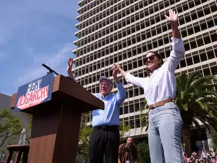 Der 83-jährige Sanders und die 35-jährige Ocasio-Cortez sind vor allem bei jungen Menschen beliebt.  - Foto: Jae C. Hong/AP/dpa