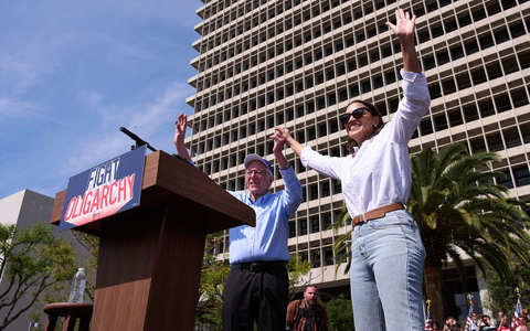 Der 83-jährige Sanders und die 35-jährige Ocasio-Cortez sind vor allem bei jungen Menschen beliebt.  - Foto: Jae C. Hong/AP/dpa