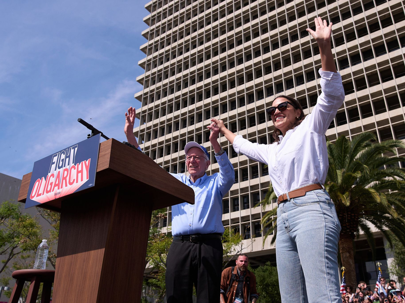 Der 83-jährige Sanders und die 35-jährige Ocasio-Cortez sind vor allem bei jungen Menschen beliebt.  - Foto: Jae C. Hong/AP/dpa