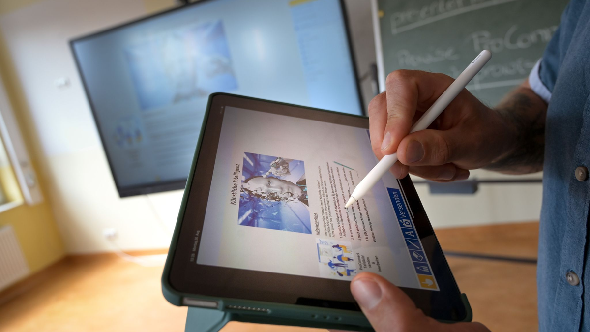 Zu Beginn des Berufslebens locken oft hohe Gehaltssprünge, meint Xing-Arbeitsmarktexperte Julian Stahl. Deswegen hätten jüngere Arbeitnehmer einen starken Anreiz für einen Jobwechsel.  - Foto: Heiko Rebsch/dpa/dpa-tmn