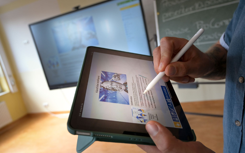 Zu Beginn des Berufslebens locken oft hohe Gehaltssprünge, meint Xing-Arbeitsmarktexperte Julian Stahl. Deswegen hätten jüngere Arbeitnehmer einen starken Anreiz für einen Jobwechsel.  - Foto: Heiko Rebsch/dpa/dpa-tmn