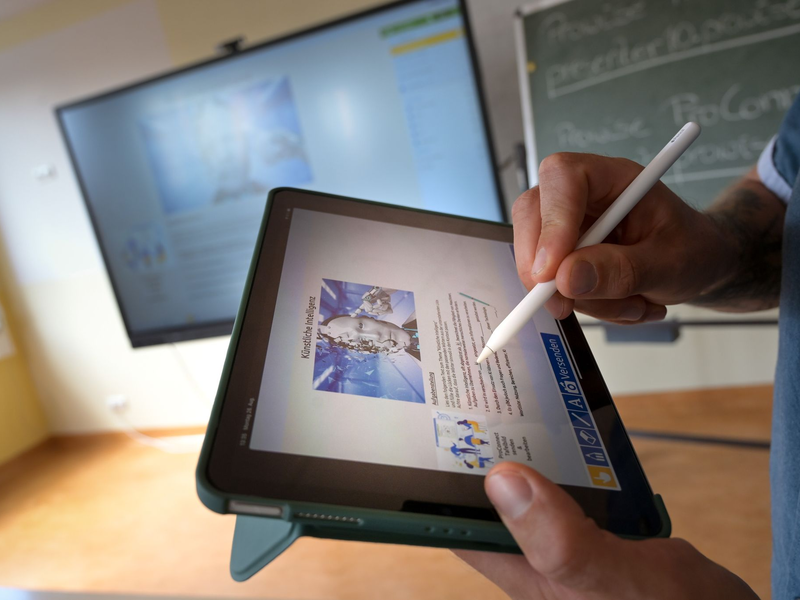 Zu Beginn des Berufslebens locken oft hohe Gehaltssprünge, meint Xing-Arbeitsmarktexperte Julian Stahl. Deswegen hätten jüngere Arbeitnehmer einen starken Anreiz für einen Jobwechsel.  - Foto: Heiko Rebsch/dpa/dpa-tmn