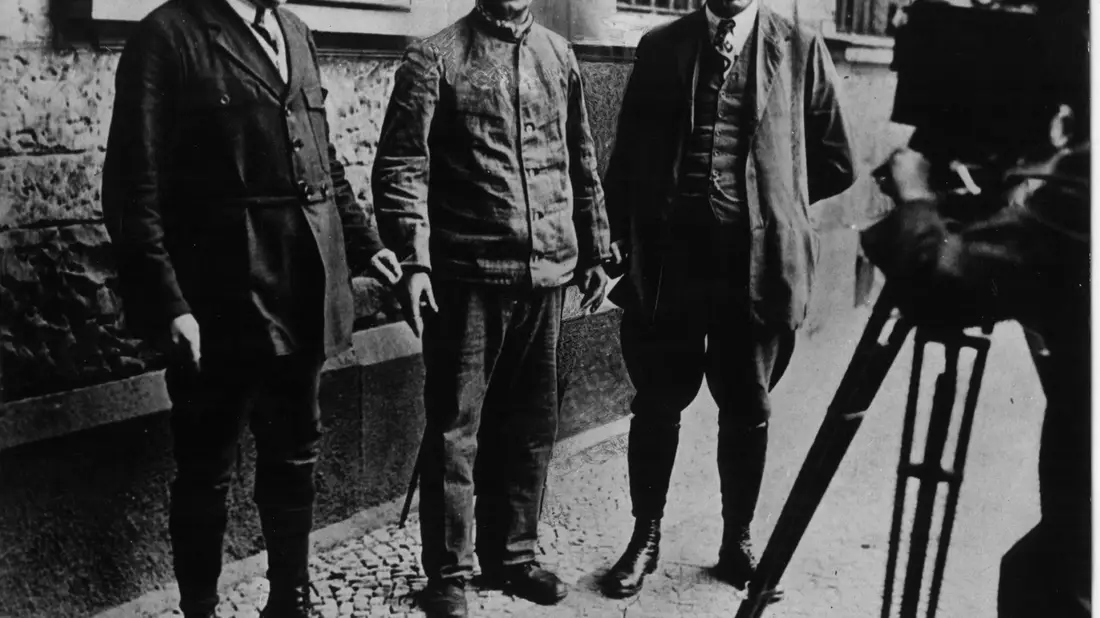 Fritz Haarmann - hier auf einem undatierten Archivbild in der Mitte - ermordete mindestens 24 Jungen und junge Männer. - Bild: dpa/dpa-tmn