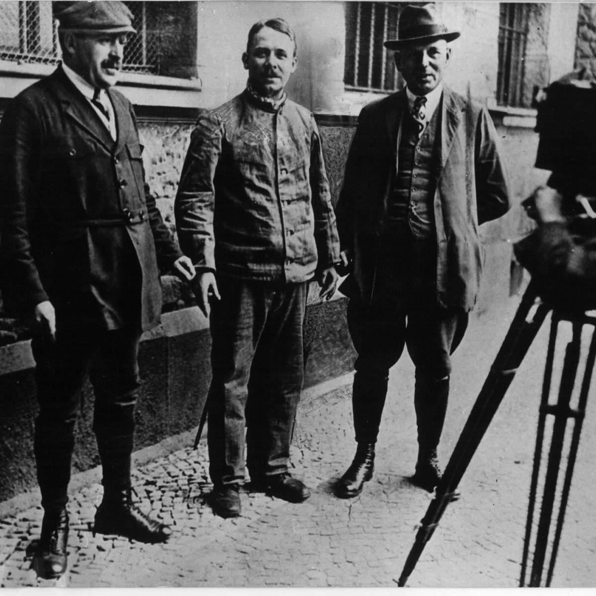 Fritz Haarmann - hier auf einem undatierten Archivbild in der Mitte - ermordete mindestens 24 Jungen und junge Männer. - Foto: dpa/dpa-tmn