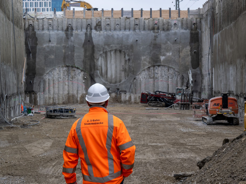 Für den Tiefbau geht es nach oben. (Archivbild) - Foto: Peter Kneffel/dpa