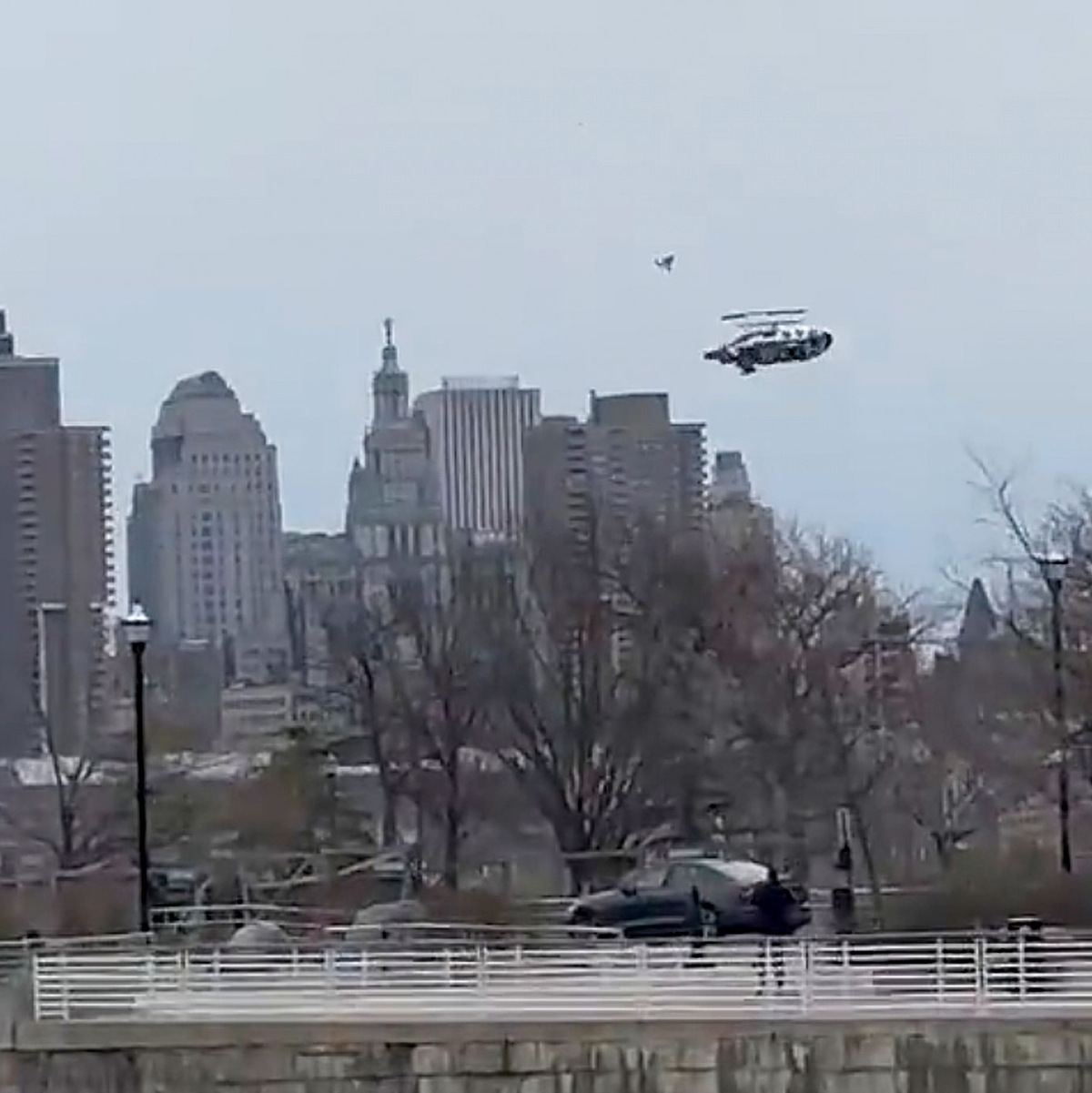 Das Unternehmen, dessen Sightseeing-Hubschrauber in den Hudson River gestürzt war, stellt den Betrieb ein.  - Foto: Bruce Wall/Bruce Wall via AP/dpa
