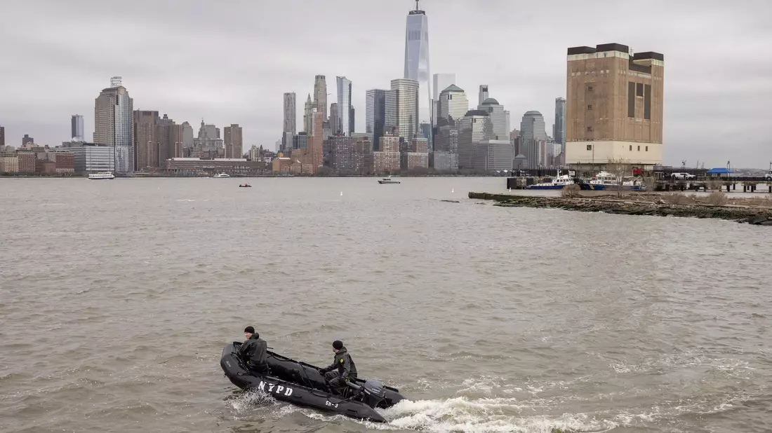 Helikopter gehören zum New Yorker Stadtbild, etwa 30.000 Flüge gibt es dort laut Branchenangaben pro Jahr.  - Bild: Yuki Iwamura/AP/dpa