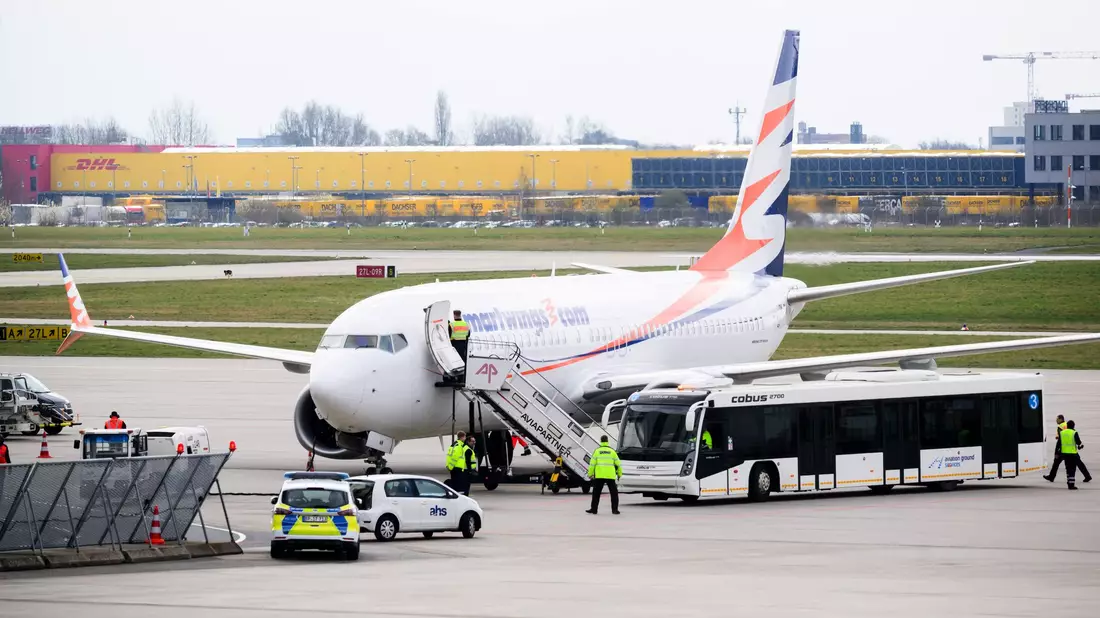 Ende März kamen 174 Afghaninnen und Afghanen mit einem Charterflug in Hannover an. (Archivbild) - Bild: Julian Stratenschulte/dpa
