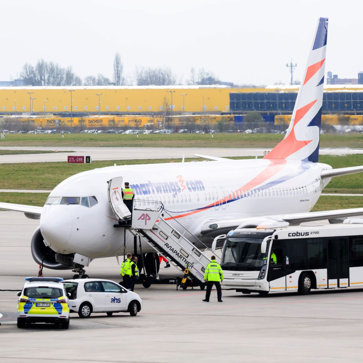 Ende März kamen 174 Afghaninnen und Afghanen mit einem Charterflug in Hannover an. (Archivbild) - Foto: Julian Stratenschulte/dpa