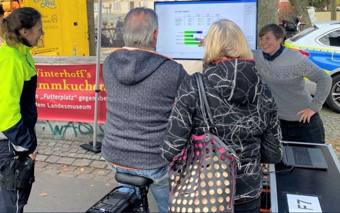 POL-MS: Schon ausprobiert? - Den Pedelec-Verkehrssimulator der Polizei auf dem Wochenmarkt testen - Foto: presseportal.de