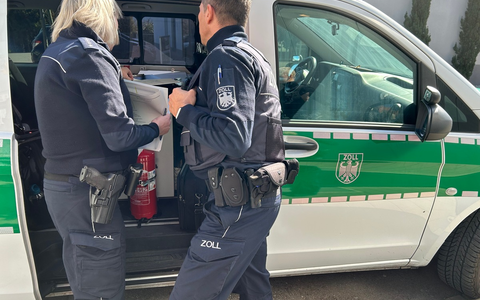 HZA-A: Augsburger Zoll führt regionale Sonderprüfung durch/Friseur- und Kosmetiksalons, Nagelstudios sowie Barbershops kontrolliert - Foto: presseportal.de