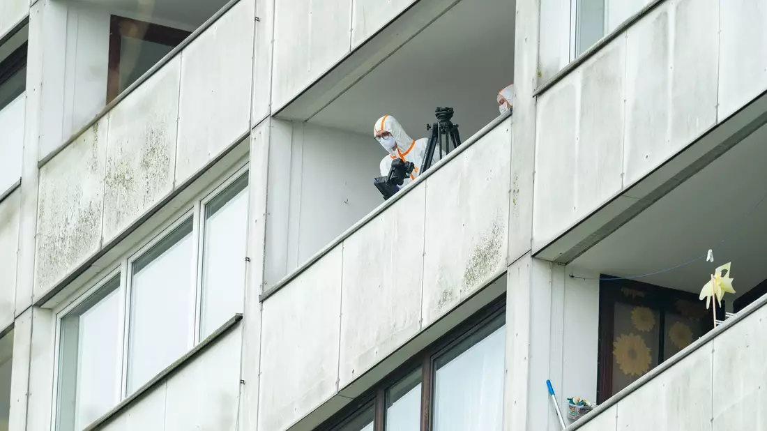 Ein junger Mann stirbt nach dem Sturz aus dem achten Stock eines Hochhauses im Hamburg Süden. - Bild: Jonas Walzberg/dpa