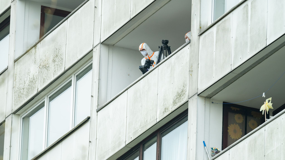Ein junger Mann stirbt nach dem Sturz aus dem achten Stock eines Hochhauses im Hamburg Süden. - Foto: Jonas Walzberg/dpa