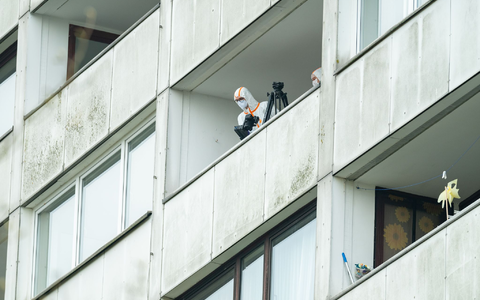 Ein junger Mann stirbt nach dem Sturz aus dem achten Stock eines Hochhauses im Hamburg Süden. - Foto: Jonas Walzberg/dpa