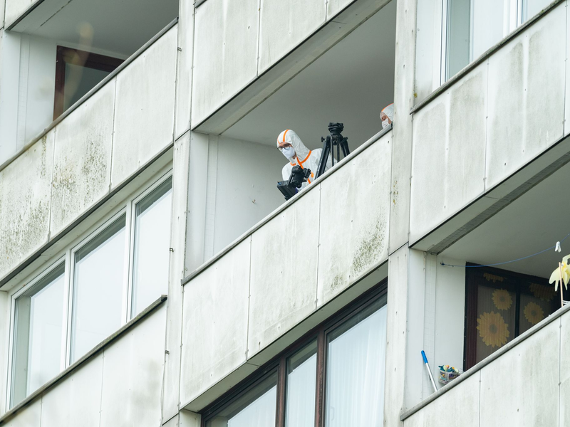 Ein junger Mann stirbt nach dem Sturz aus dem achten Stock eines Hochhauses im Hamburg Süden. - Foto: Jonas Walzberg/dpa