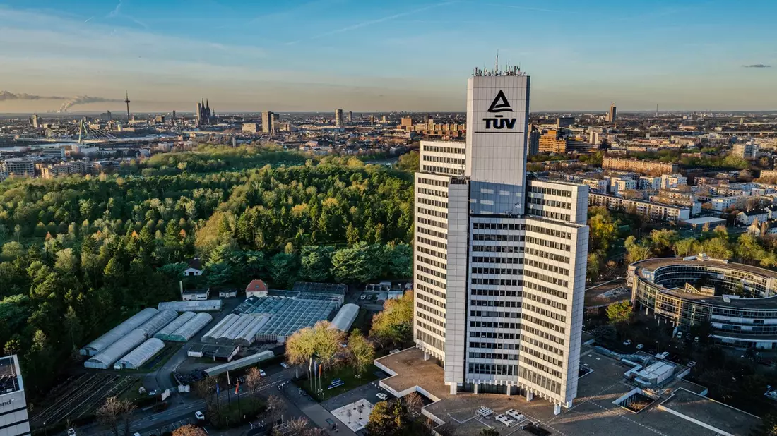 Weltweit erfolgreich: TÜV Rheinland wächst zweistellig und festigt Marktposition / Umsatz und Betriebsergebnis steigen / Mehr Mitarbeitende / Investitionen in Übernahmen, Zukunftslabore und KI - Bild: presseportal.de