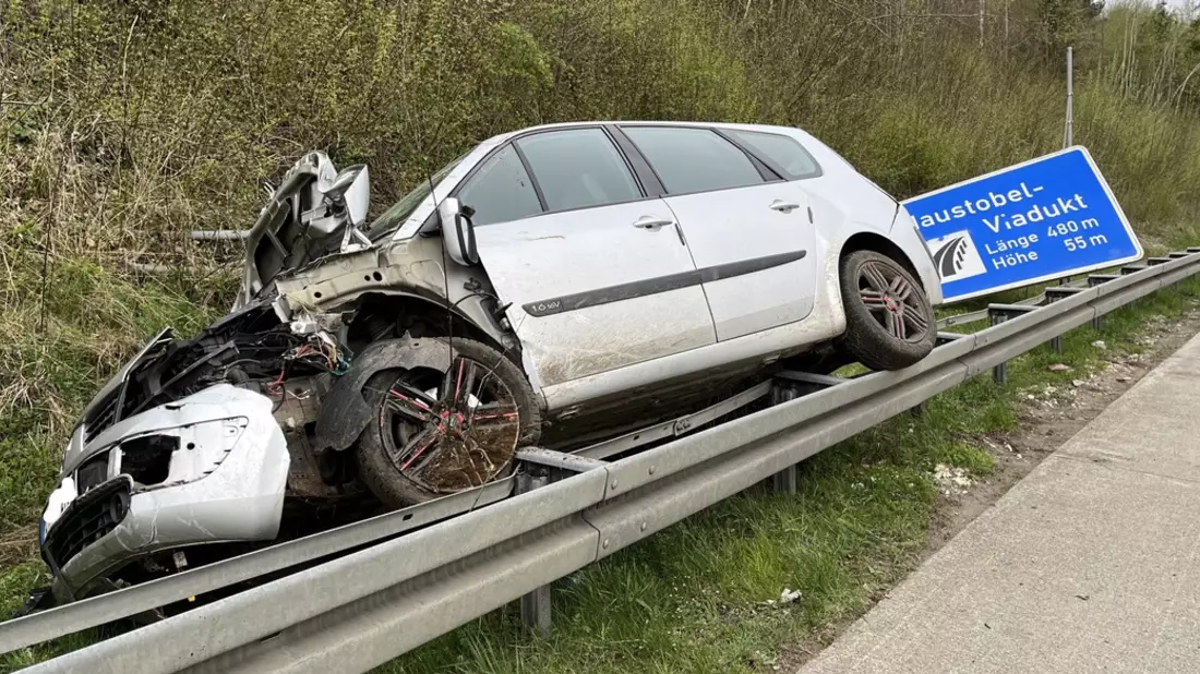 POL-UL: (GP) Aichelberg/A8 - Auto landet auf den Schutzplanken / Sekundenschlaf war wohl die Ursache für einen Unfall am Sonntag auf der A8 bei Aichelberg. - Bild: presseportal.de