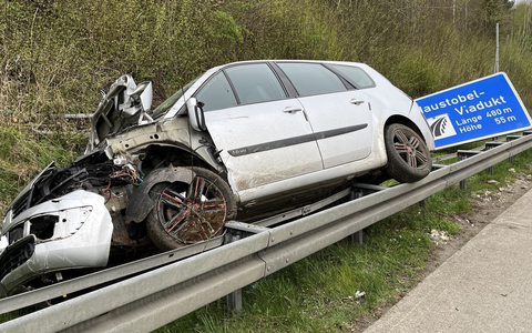 POL-UL: (GP) Aichelberg/A8 - Auto landet auf den Schutzplanken / Sekundenschlaf war wohl die Ursache für einen Unfall am Sonntag auf der A8 bei Aichelberg. - Foto: presseportal.de