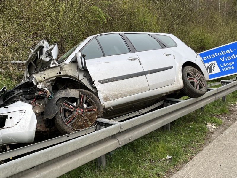 POL-UL: (GP) Aichelberg/A8 - Auto landet auf den Schutzplanken / Sekundenschlaf war wohl die Ursache für einen Unfall am Sonntag auf der A8 bei Aichelberg. - Foto: presseportal.de