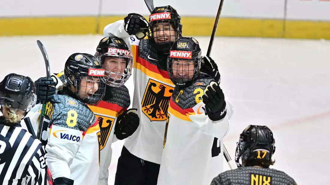 Mit dem Sieg gegen Ungarn erreichte das deutsche Eishockey-Team das WM-Viertelfinale. - Bild: Vaclav Pancer/CTK/AP/dpa