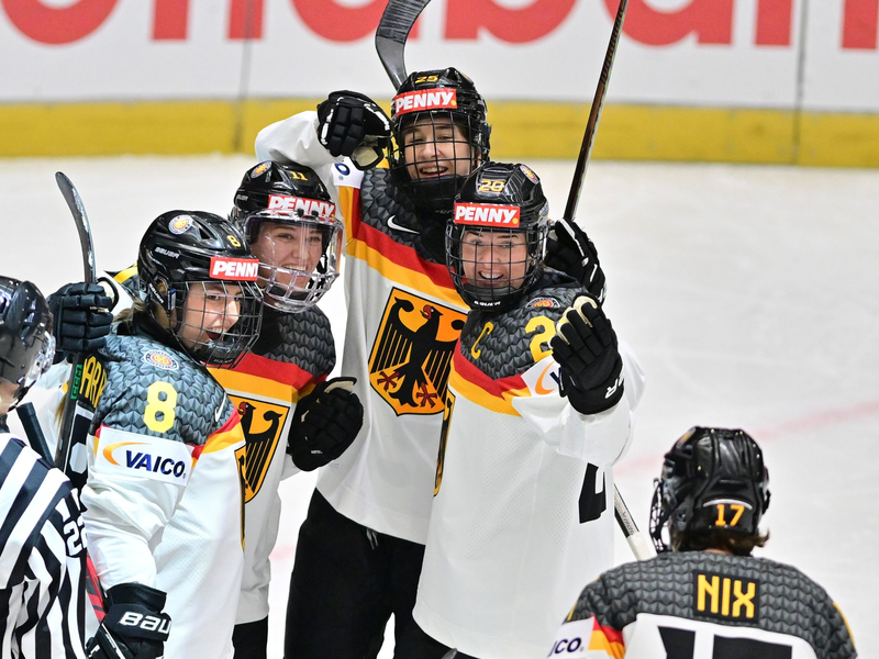 Mit dem Sieg gegen Ungarn erreichte das deutsche Eishockey-Team das WM-Viertelfinale. - Foto: Vaclav Pancer/CTK/AP/dpa