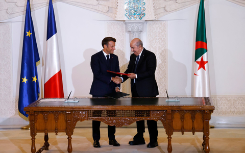 Frankreichs Präsident Macron und sein algerischer Amtskolleg Tebboune waren zuletzt um eine Entspannung zwischen beiden Ländern bemüht (Archivbild). - Foto: Ludovic Marin/AFP POOL/AP/dpa