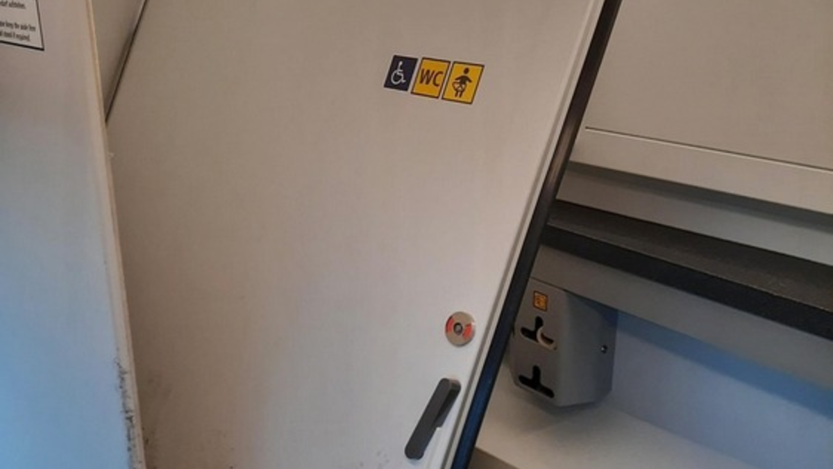 BPOL-HST: Zeugenaufruf - Tür einer Zugtoilette herausgedrückt - Foto: presseportal.de